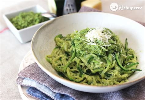 Plato de espaguetis de calabacín con salsa tzatziki y queso feta