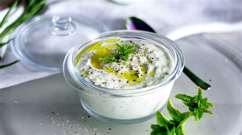 Ingredientes para la salsa tzatziki: yogur, limón, ajo, hierbabuena, queso feta