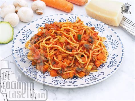 Plato de espaguetis de zanahoria veganos con cebolleta y aliño