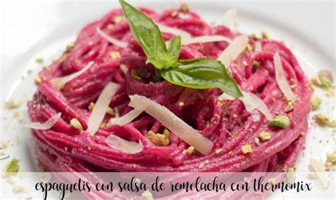 Espaguetis de remolacha servidos con una salsa cremosa y alcaparras