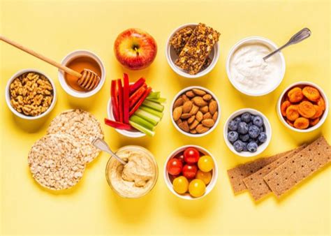 Infografía comparando opciones de snacks saludables y no saludables.