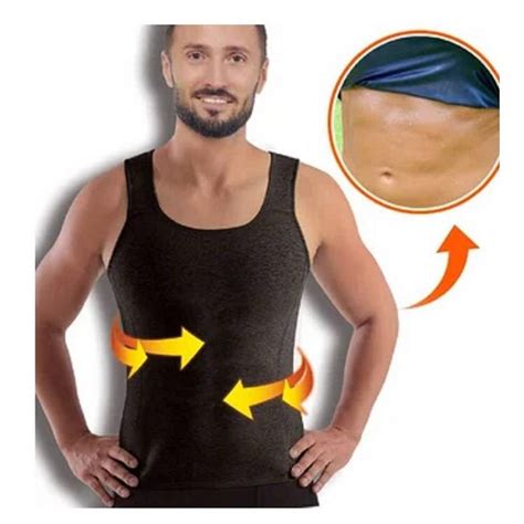 Hombre usando una faja reductora debajo de su ropa diaria.