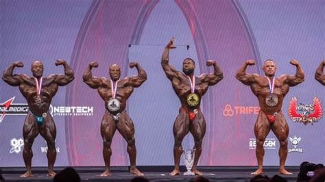 Fotografía del podio de la división 212 en el Mr. Olympia 2023, mostrando a Keone Pearson (1º), Shaun Clarida (2º) y Ángel Calderón (3º).