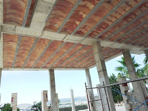 Diagrama esquemático de un forjado de madera con viguetas apoyadas sobre vigas paralelas