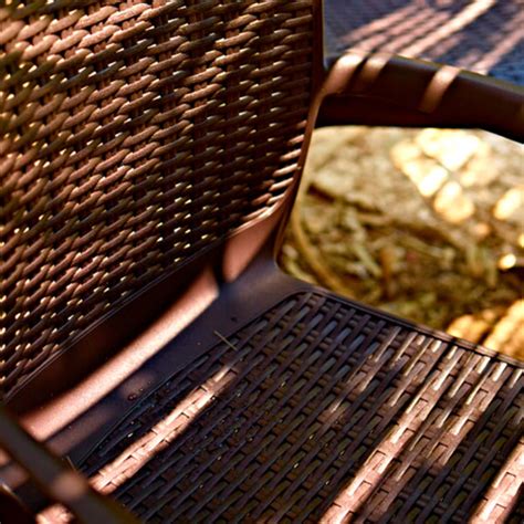 Silla Keter Bali en color marrón, mostrando la textura de ratán plano