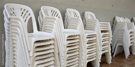 Conjunto de sillas Keter Bali apiladas para demostrar su funcionalidad de ahorro de espacio