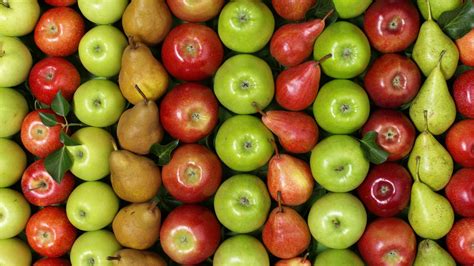 Manzanas y peras en una frutería