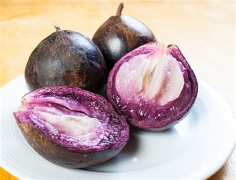 Fruta de caimito cortada mostrando su interior estrellado.