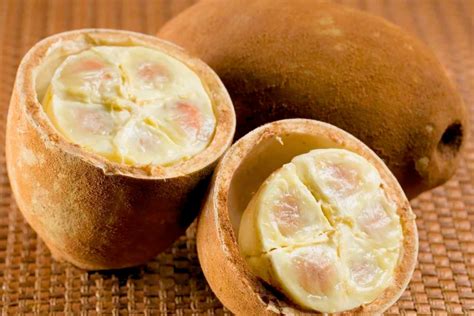 Fruto de cupuaçu abierto mostrando su pulpa cremosa.