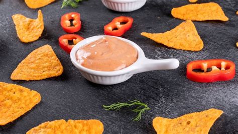 Infografía de los ingredientes principales de la mayonesa de chipotle keto: mayonesa, chiles chipotle, jugo de limón, especias.