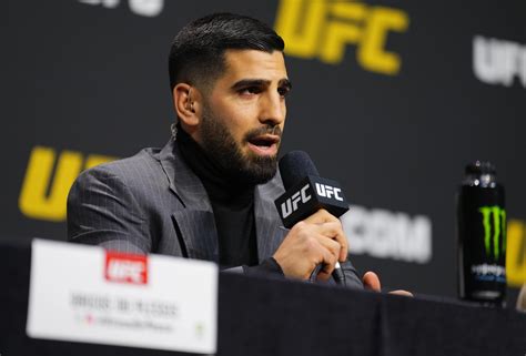 Foto de Ilia Topuria en una rueda de prensa o pesaje.