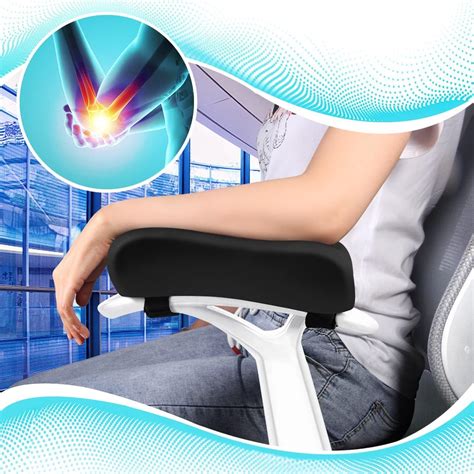 Detalle de los reposabrazos tapizados y la estructura de la silla