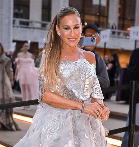 Collage de imágenes de Sarah Jessica Parker en diferentes eventos de moda y alfombras rojas.