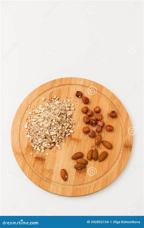 Imagen de almendras enteras y troceadas, resaltando su aspecto natural y saludable.