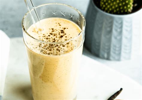 imagen de un batido de proteínas de caseína junto a un vaso de leche