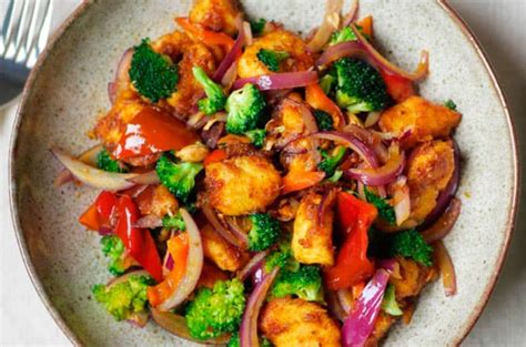 Imagen de un plato de pollo con verduras, representando una opción baja en calorías.