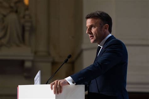 Retrato de Emmanuel Macron en la Sorbona, pronunciando su discurso.