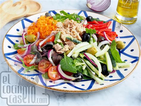 receta saludable de ensalada mediterránea con aceite de oliva virgen extra y pescado