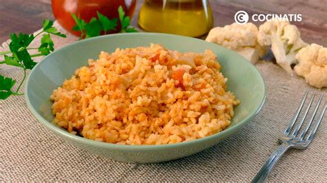 Sartén con arroz de coliflor cocinándose, con especias añadidas.