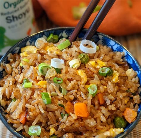 Plato de arroz frito keto con verduras variadas, huevos revueltos y cebollinos.