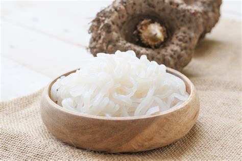 Diagrama que ilustra cómo el glucomanano absorbe agua en el estómago para generar saciedad y cómo actúa en el intestino.