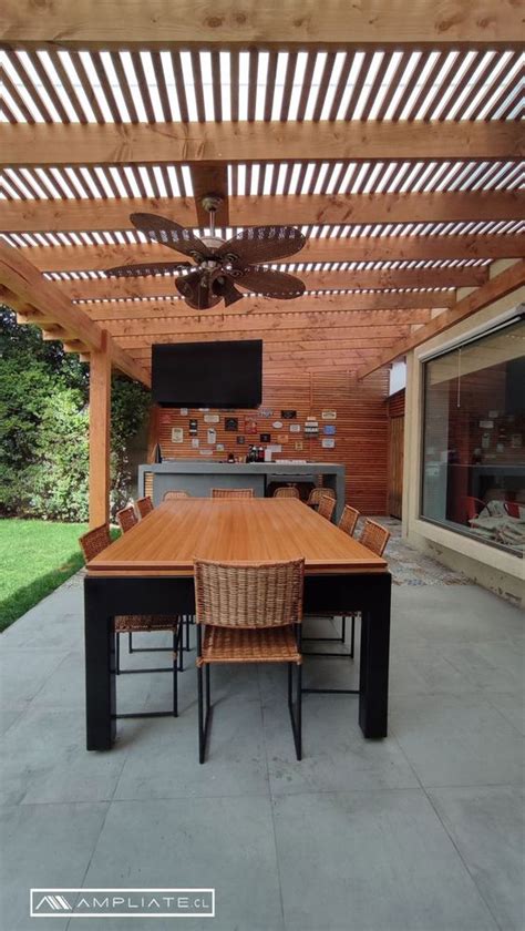 Terraza de madera con acabado aceitado, mostrando su resistencia a la intemperie.