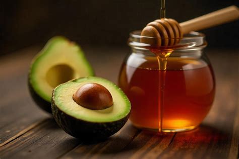 Ilustración o fotografía de ingredientes naturales como aguacate, miel y aceite de oliva.