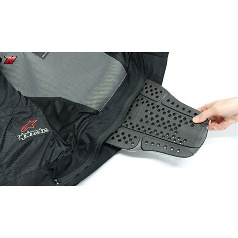 Esquema de una espaldera Alpinestars Nucleon KR-2i insertada en una chaqueta de moto