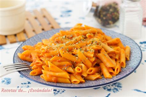 Ingredientes principales para macarrones con tomate y queso: pasta, salsa de tomate, queso rallado.
