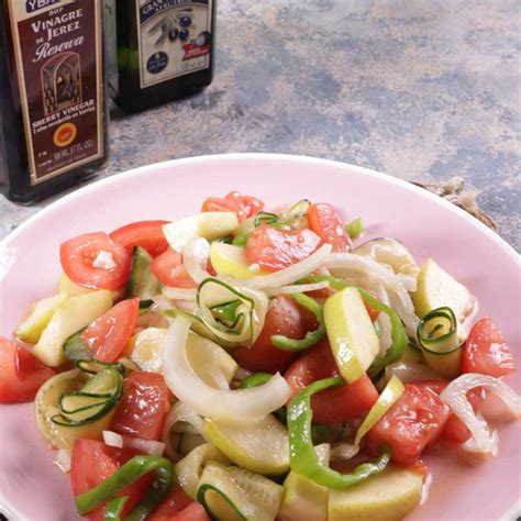 imagen de varias preparaciones saludables con pepino: ensalada, gazpacho y crema fría.