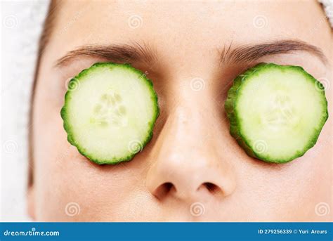 imagen de una persona aplicándose rodajas de pepino en los ojos, simbolizando sus propiedades refrescantes y descongestionantes.