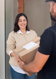 Collage de imágenes: una persona recibiendo un paquete de regalo, una copa de vino grabada, una manta acogedora.