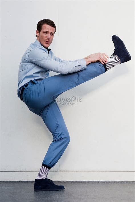 Imagen: Persona realizando la variación de silla con una pierna levantada.