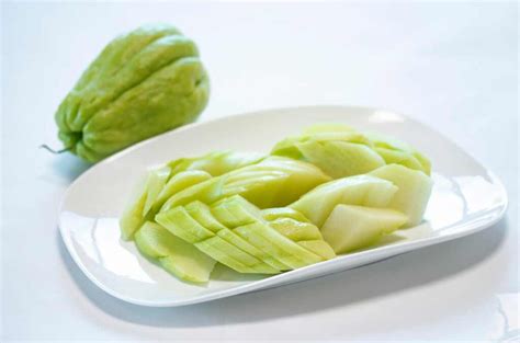 Chayote cocido listo para ser preparado con aderezos keto