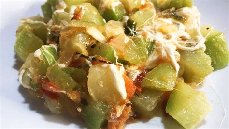 Plato de chayote preparado con aderezos keto, mostrando la textura y los ingredientes