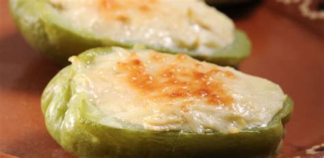 Chayote gratinado con tocino y queso manchego, recién salido del horno