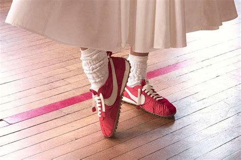 Primer plano de la suela con diseño tipo gofre de las Nike Revolution 4 EU.