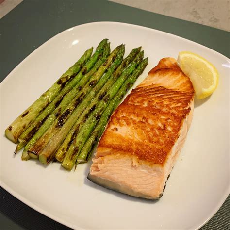 Ejemplo de un plato cetogénico saludable: salmón a la plancha con espárragos y aguacate.