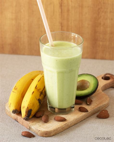 Receta ilustrada de batido de aguacate y plátano