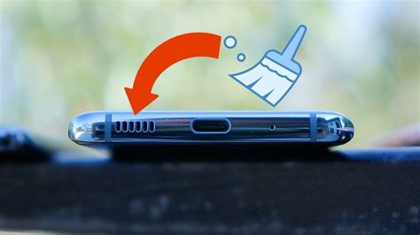 Infografía detallada mostrando cómo limpiar el altavoz de un smartphone con diferentes herramientas.