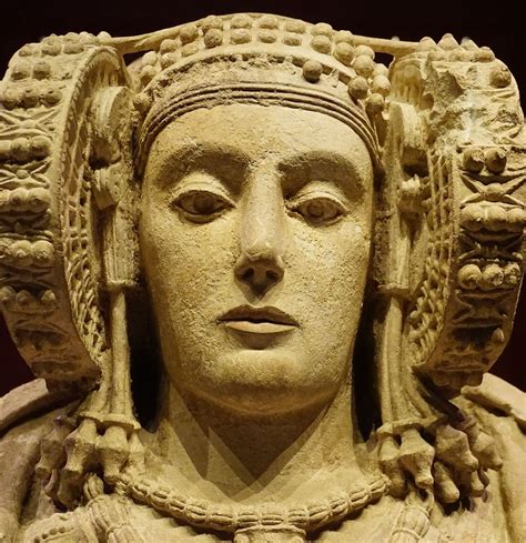 Escultura femenina ibérica con ofrenda