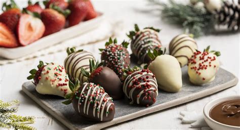 Imagen de frutas cubiertas de chocolate negro