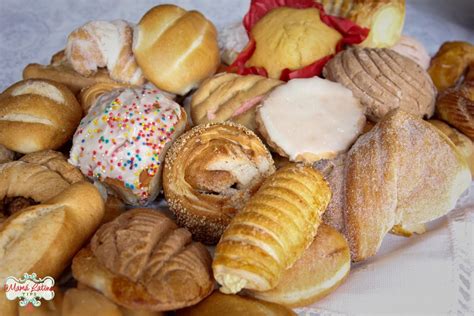 Ilustración de diferentes tipos de pan dulce mexicano, como conchas, orejas y polvorones.