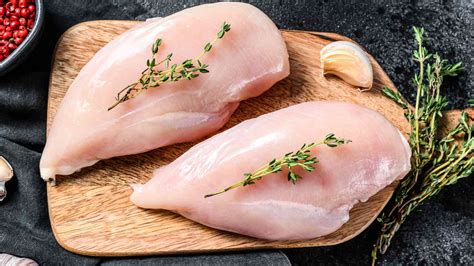 Perfil nutricional de la pechuga de pollo, destacando su alto contenido proteico y bajo nivel de grasas saturadas.