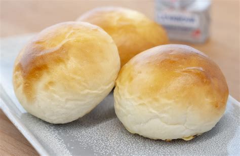 Imagen de la masa chiclosa del pan de leche sin harina antes de hornear.