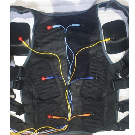 Diseño de un traje de electrofitness con electrodos distribuidos por todo el cuerpo.