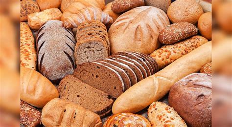 Mosaico de diferentes tipos de panes keto disponibles en el mercado: de molde, panecillos, baguettes.