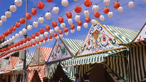 Fotografía de una caseta de feria tradicional con decoración floral y ambiente festivo