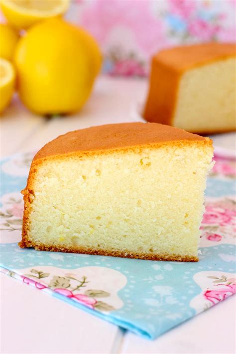 Bizcocho de yogur sin gluten recién horneado