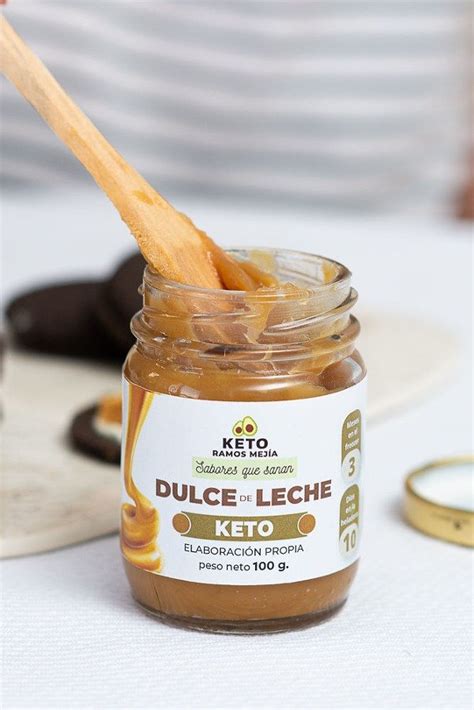 Fotografía de un frasco de dulce de leche keto casero con una cuchara.